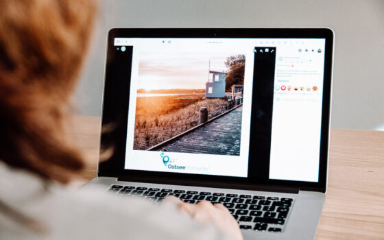 Marketingteam reflektiert Social Media Prozesse für Instagram