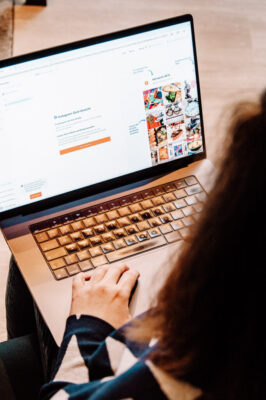 austausch-marketing-stammtisch-instagram-ideen Teilnehmerinnen notiert Instagram Ideen beim Marketing Stammtisch