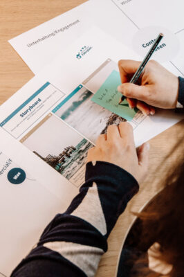 content-konzept-instagram-storyboard Frau plant Instagram-Reel mit Storyboard