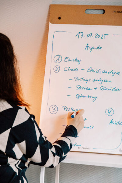 coworking-instagram-zeitplan im Co-Working plant Frau gemeinsam ihren Instagram-Content