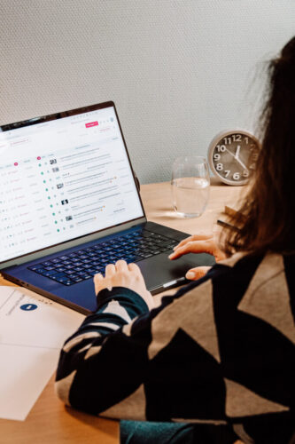 Kalender auf Laptop – Monatsplanung für Content auf Instagram