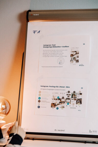 instagram-redaktionsplan-monatsübersicht-struktur Person plant Instagram-Postings für einen Monat