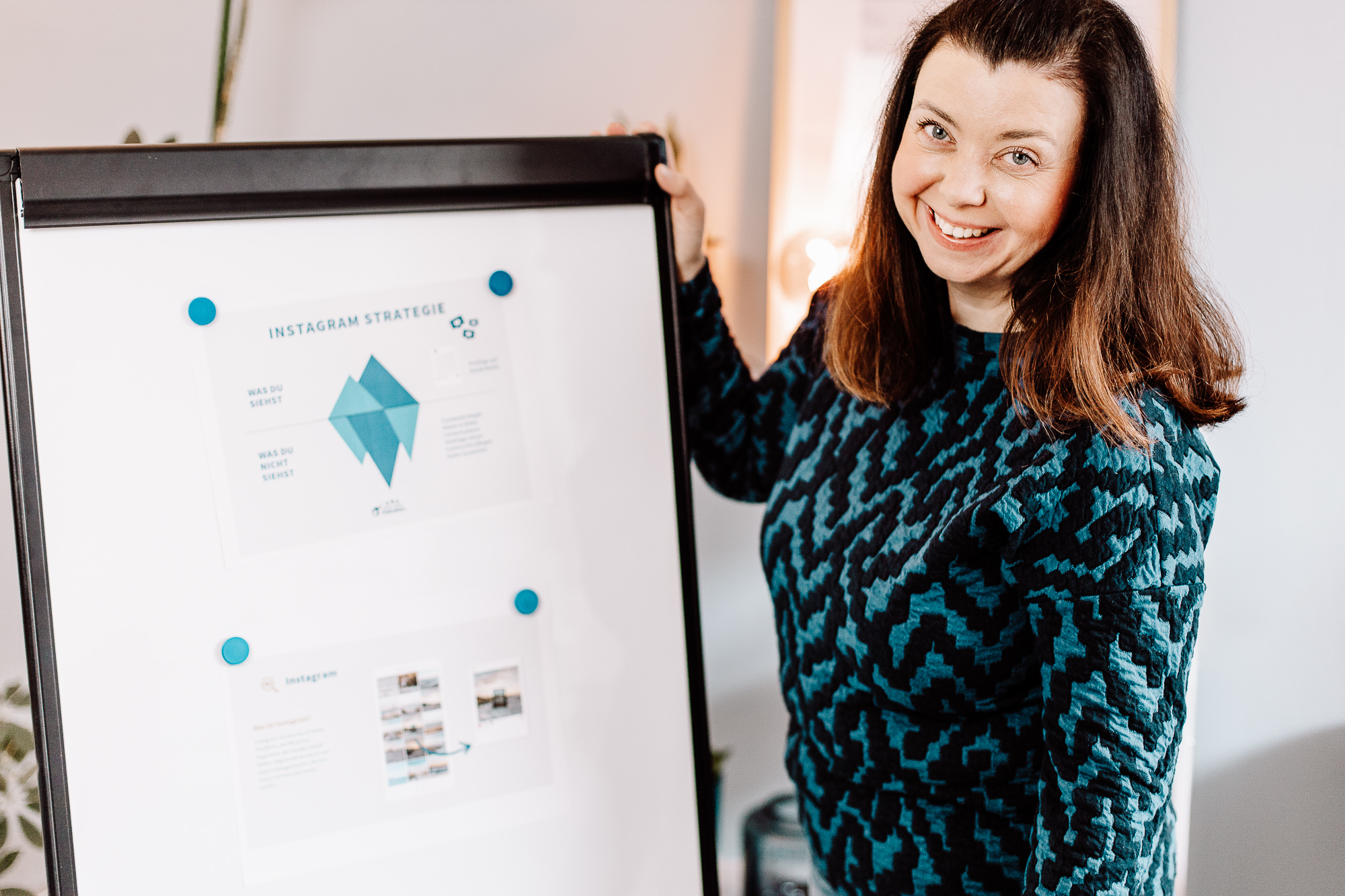 Instagram-weiterbildung-instagramstrategie Mitarbeiterin entwickelt im Kurs Instagram Strategie